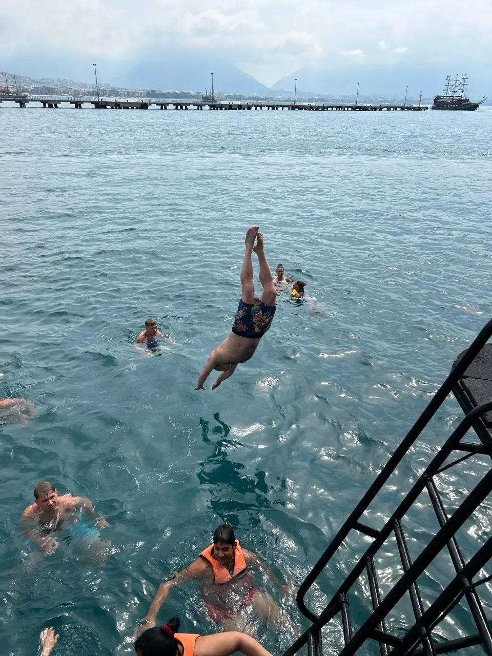 Морская прогулка на пиратской яхте Grand Troy's в Алании