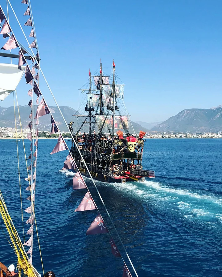 Морская прогулка на пиратской яхте Grand Troy's в Алании