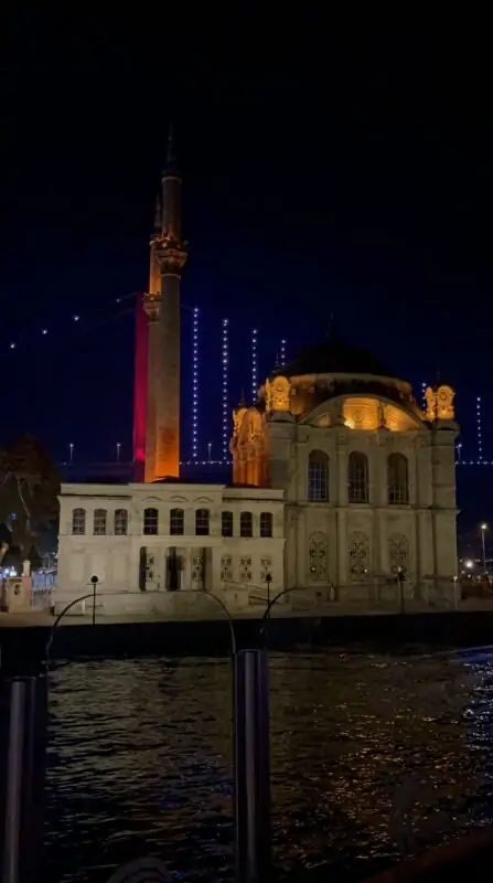 Ужин и Круиз по ночному Босфору в Стамбуле