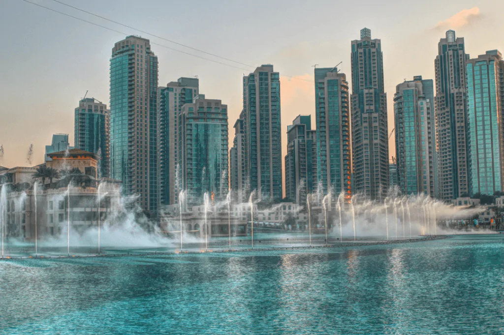 Современный Дубай из Дубая, Шарджи или Аджмана