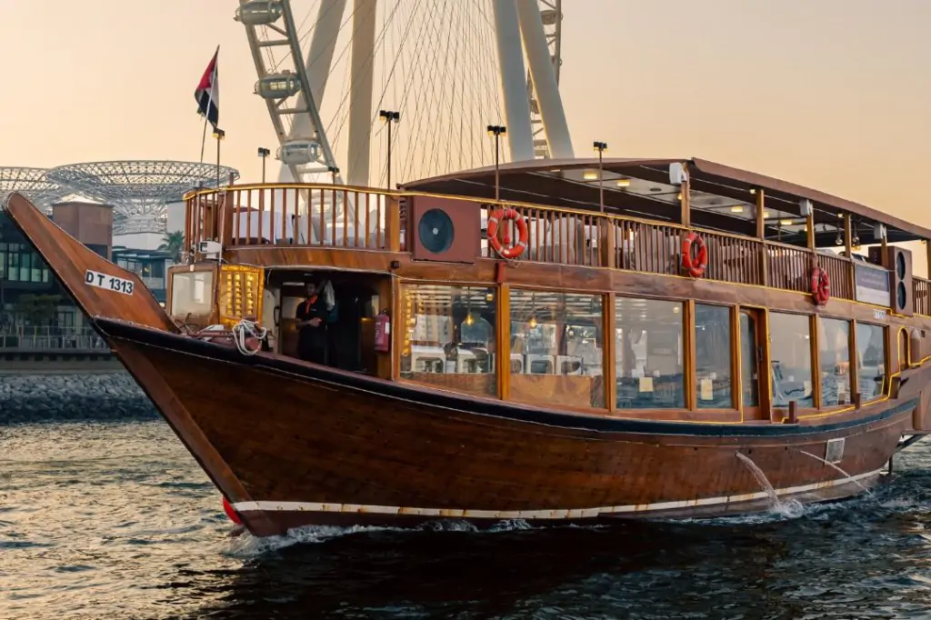 Ужин на арабской лодке 