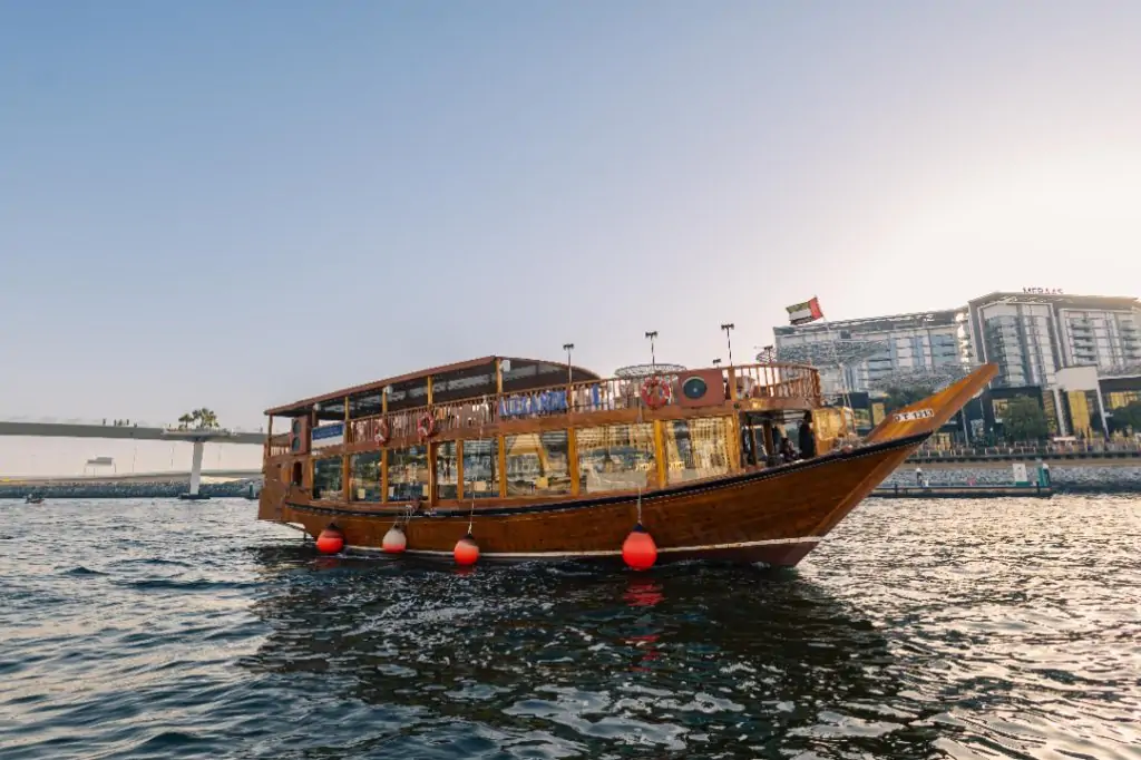 Ужин на арабской лодке 