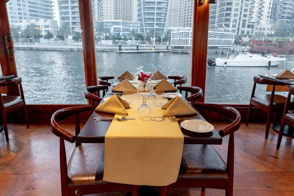 Ужин на арабской лодке 