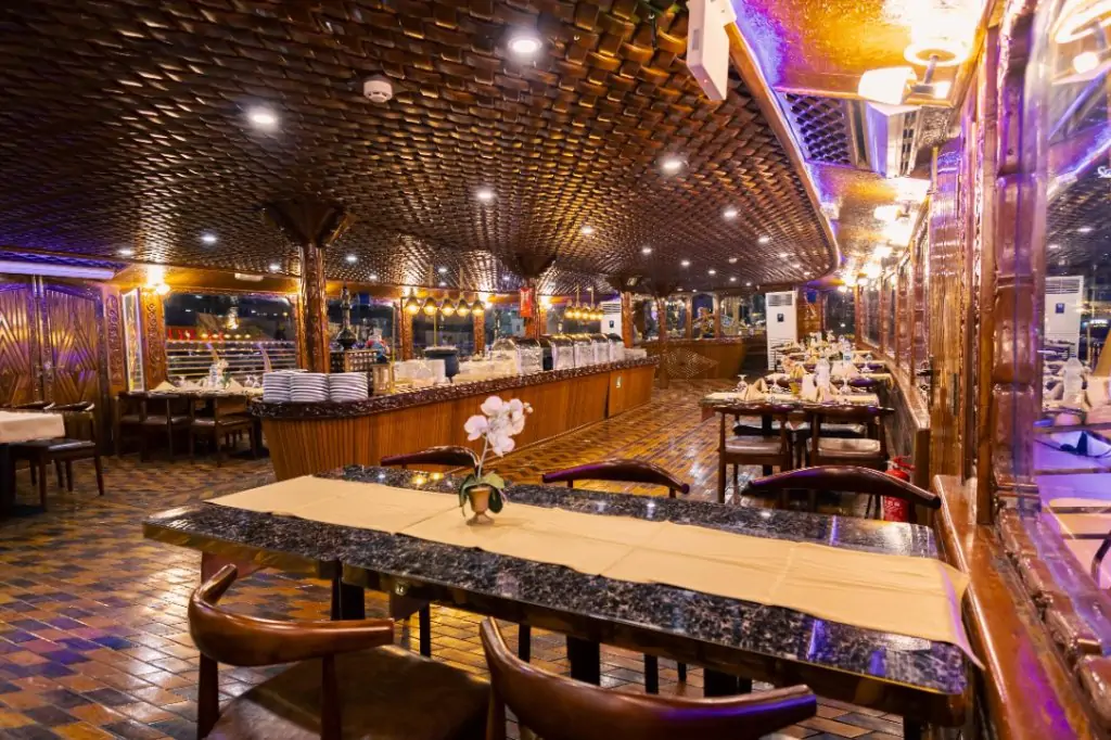 Ужин на арабской лодке 