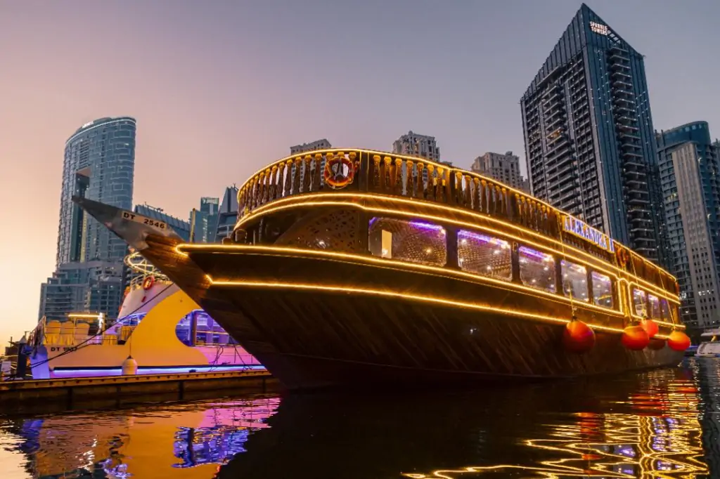 Ужин на арабской лодке 