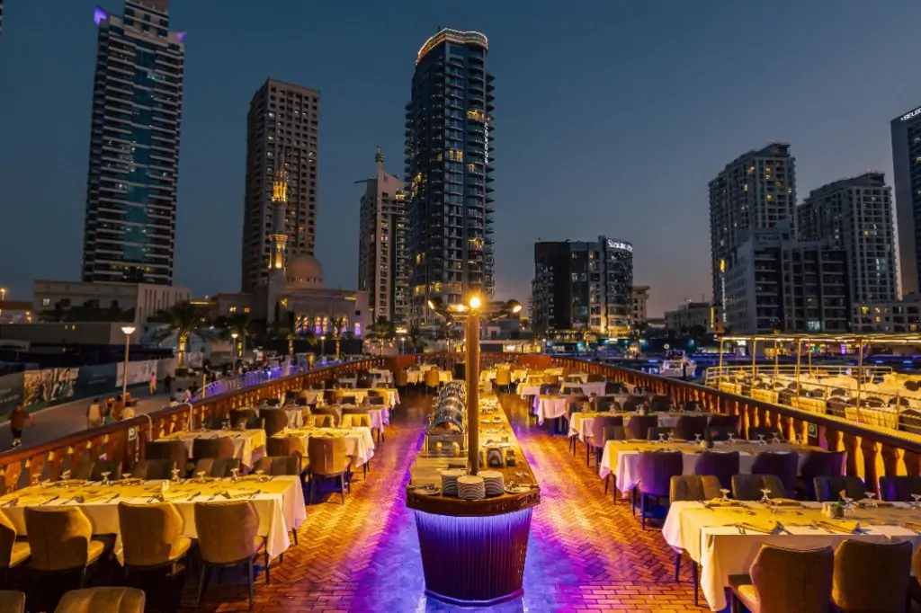 Ужин на арабской лодке 