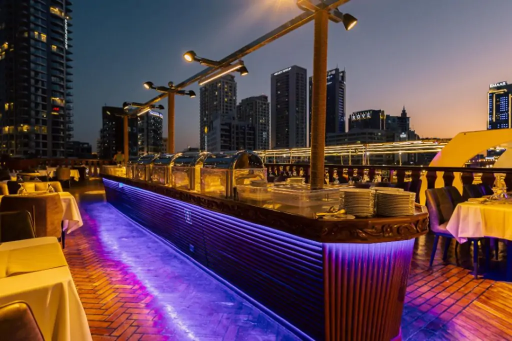 Ужин на арабской лодке 