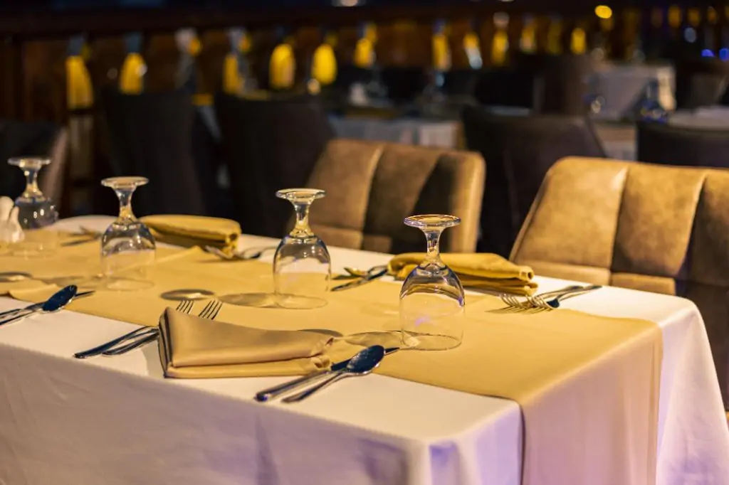 Ужин на арабской лодке 