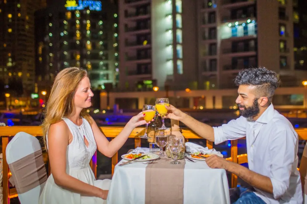 Ужин на арабской лодке 