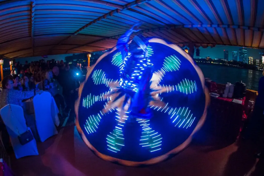 Ужин на арабской лодке 