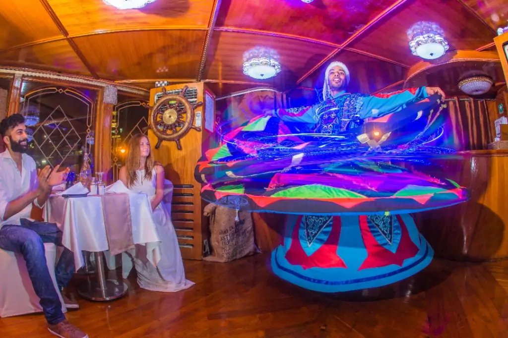 Ужин на арабской лодке 