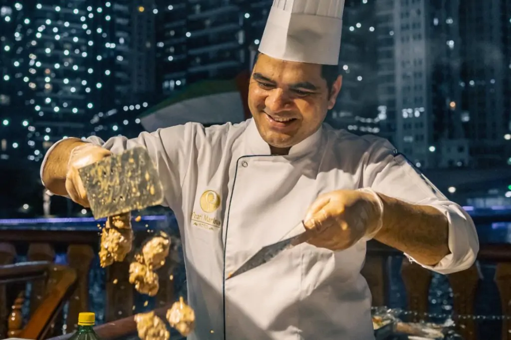 Ужин на арабской лодке 