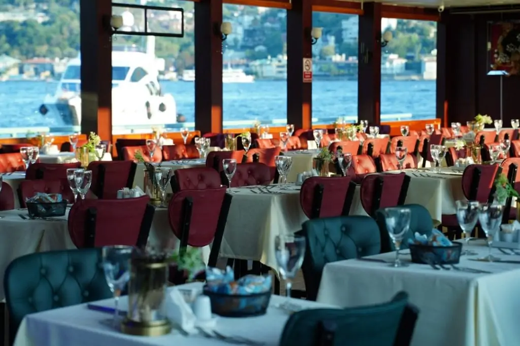 Ужин и Круиз по ночному Босфору в Стамбуле