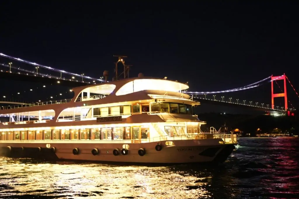 Ужин и Круиз по ночному Босфору в Стамбуле