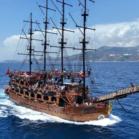 Пиратская яхта в Алании