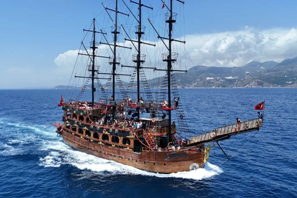 Пиратская яхта в Алании