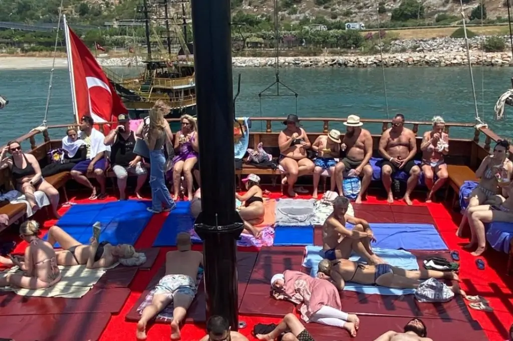 Пиратская яхта в Алании