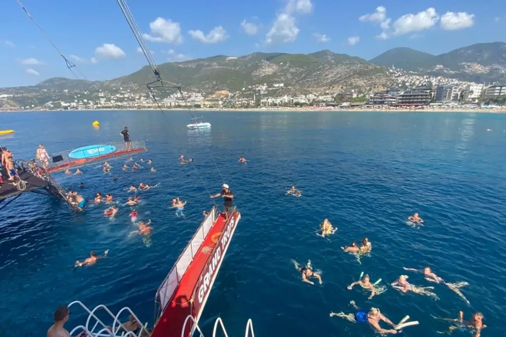 Пиратская яхта в Алании