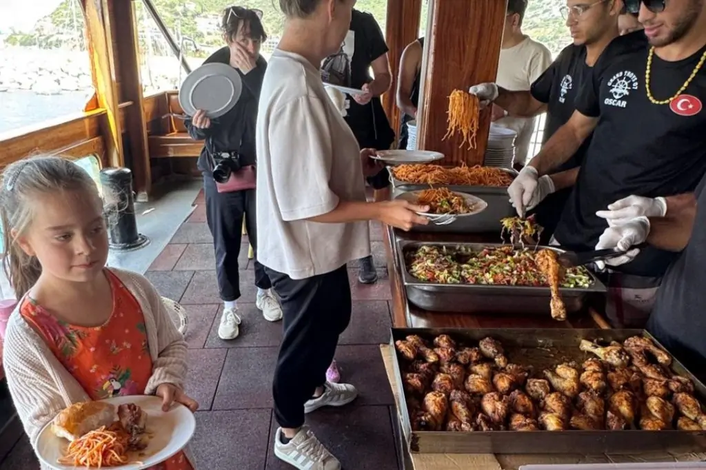 Пиратская яхта в Алании