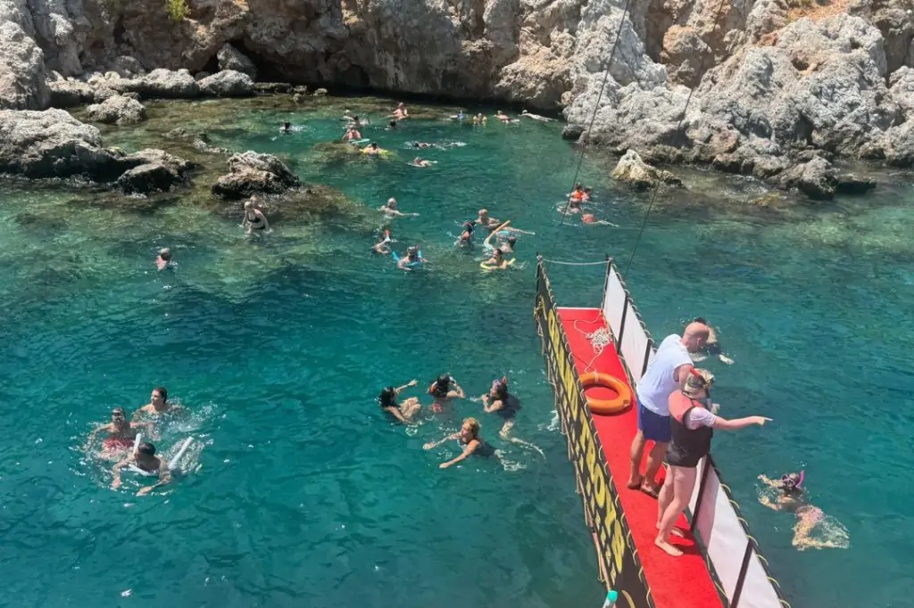 Пиратская яхта в Алании