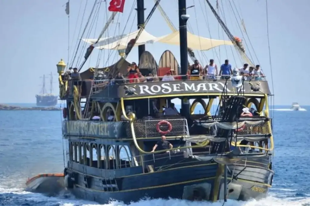 Морская прогулка на пиратском корабле в Кемере