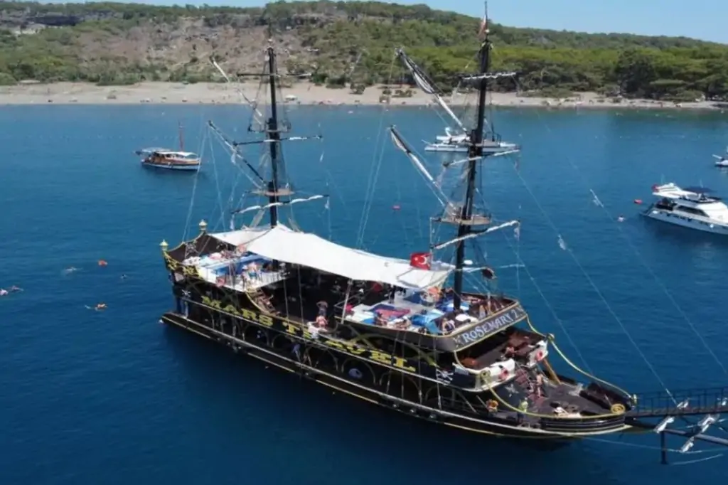 Морская прогулка на пиратском корабле в Кемере
