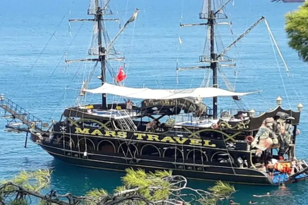 Морская прогулка на пиратском корабле в Кемере