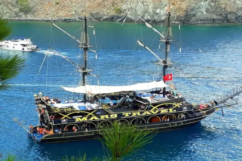 Морская прогулка на пиратском корабле в Кемере