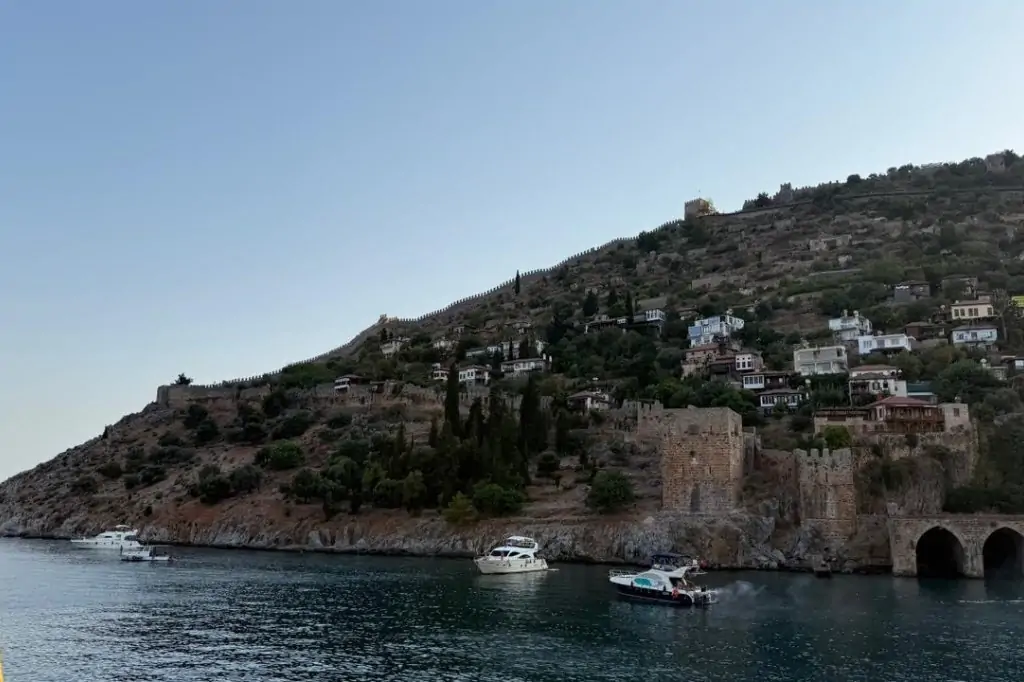 Яхта на закате в Алании