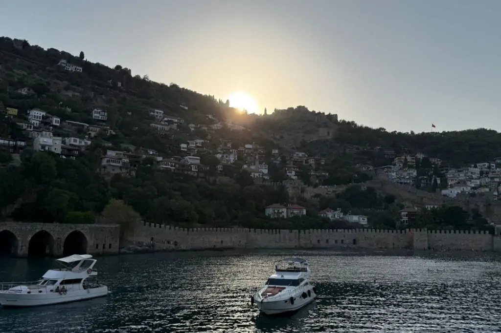 Яхта на закате в Алании