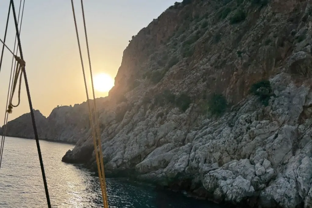 Яхта на закате в Алании