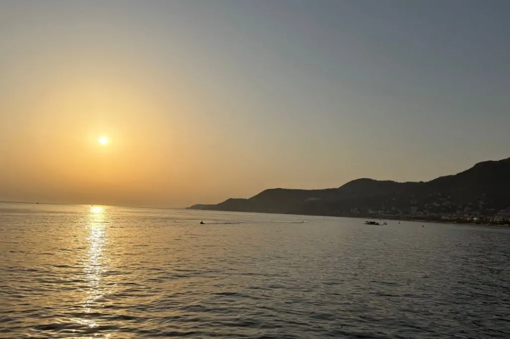 Яхта на закате в Алании