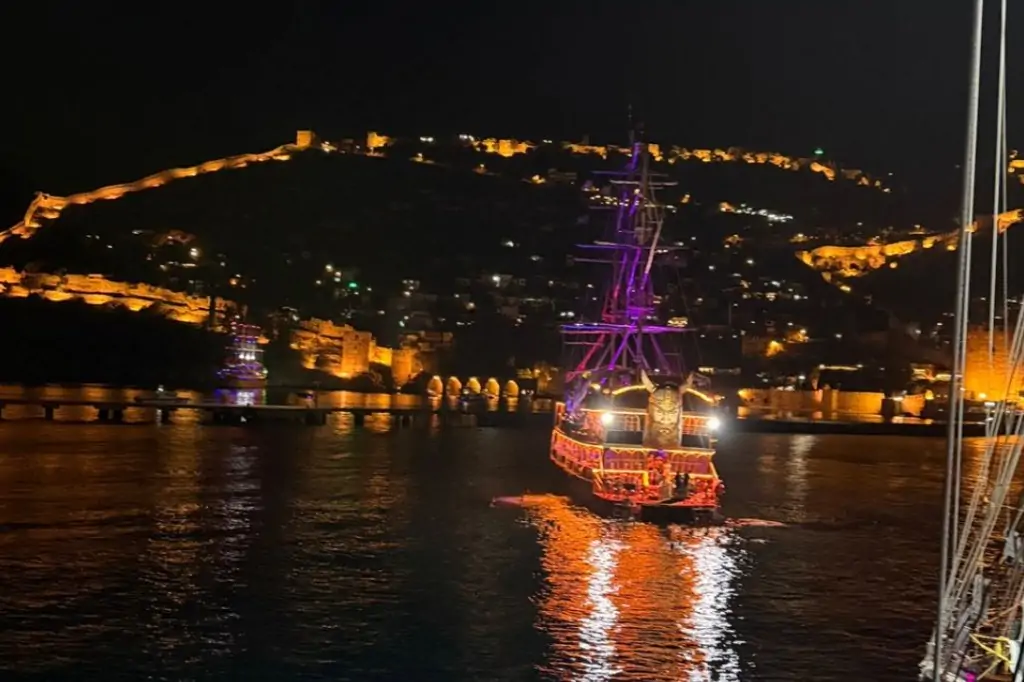 Яхта на закате в Алании