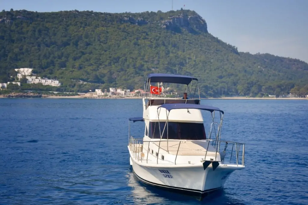 Индивидуальная морская прогулка на яхте «Бриз»