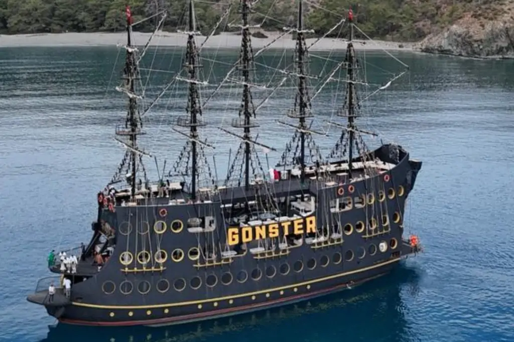 Морская прогулка в Кемере на пиратском корабле «Gonster»