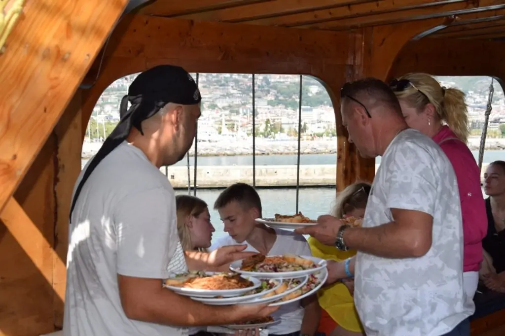 Морская прогулка на корабле Summer Love