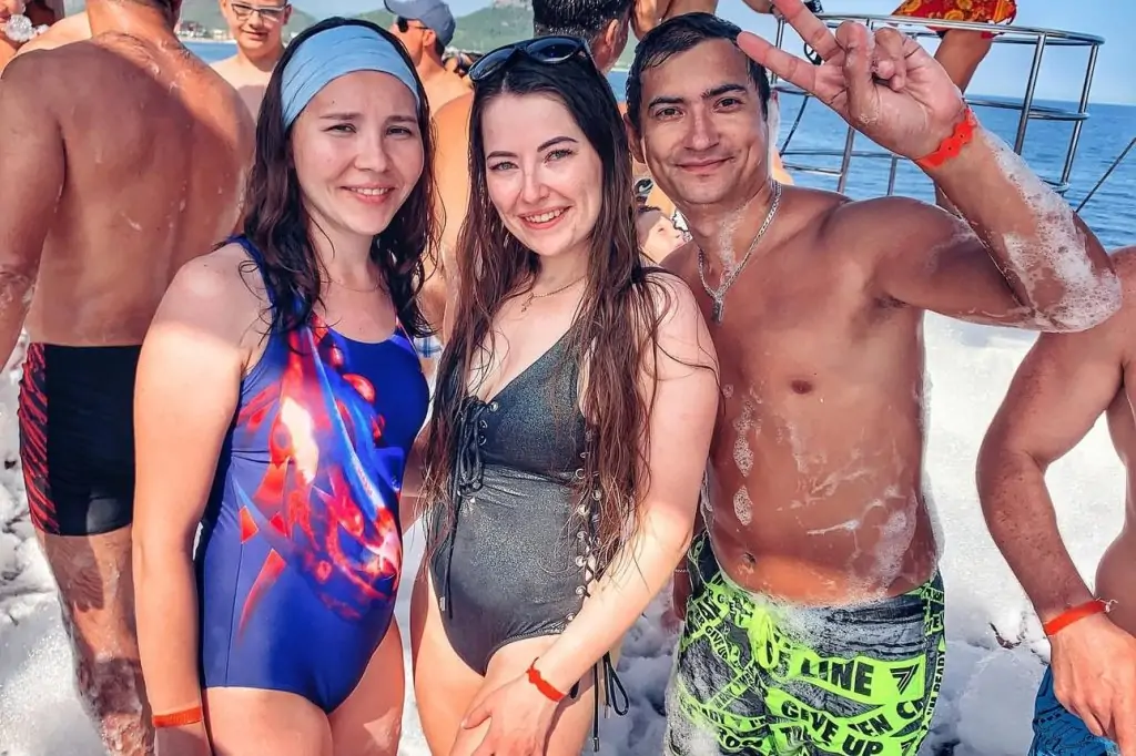 Gonster Pirate Boat Tour - Transfer and Lunch Included