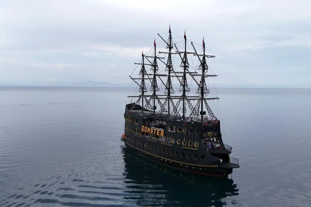 Gonster Pirate Boat Tour - Transfer and Lunch Included