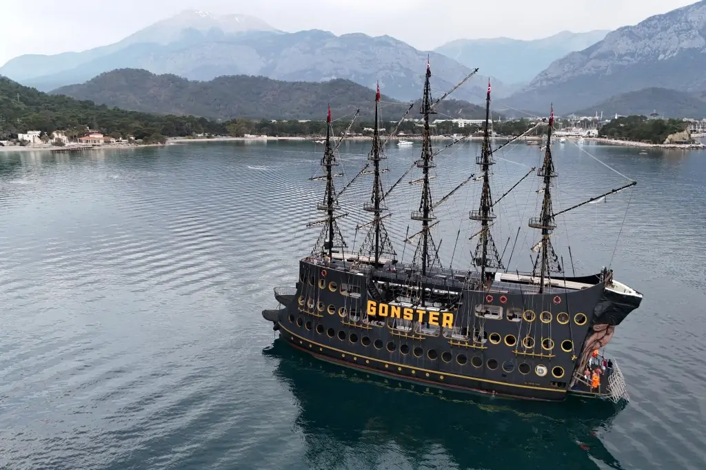 Gonster Pirate Boat Tour - Transfer and Lunch Included