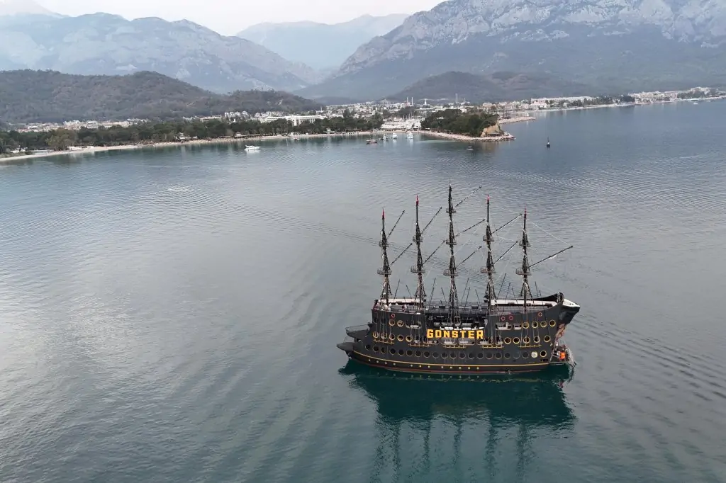 Gonster Pirate Boat Tour - Transfer and Lunch Included