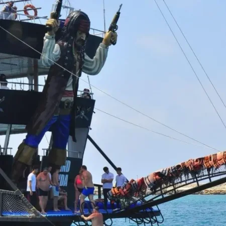 Морская прогулка на пиратском корабле