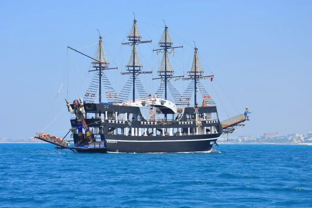 Морская прогулка на пиратском корабле