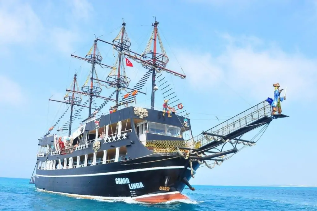Морская прогулка на пиратском корабле