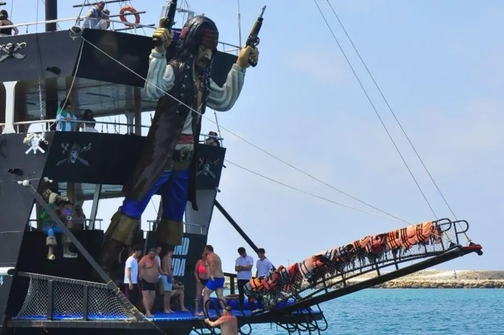 Морская прогулка на пиратском корабле