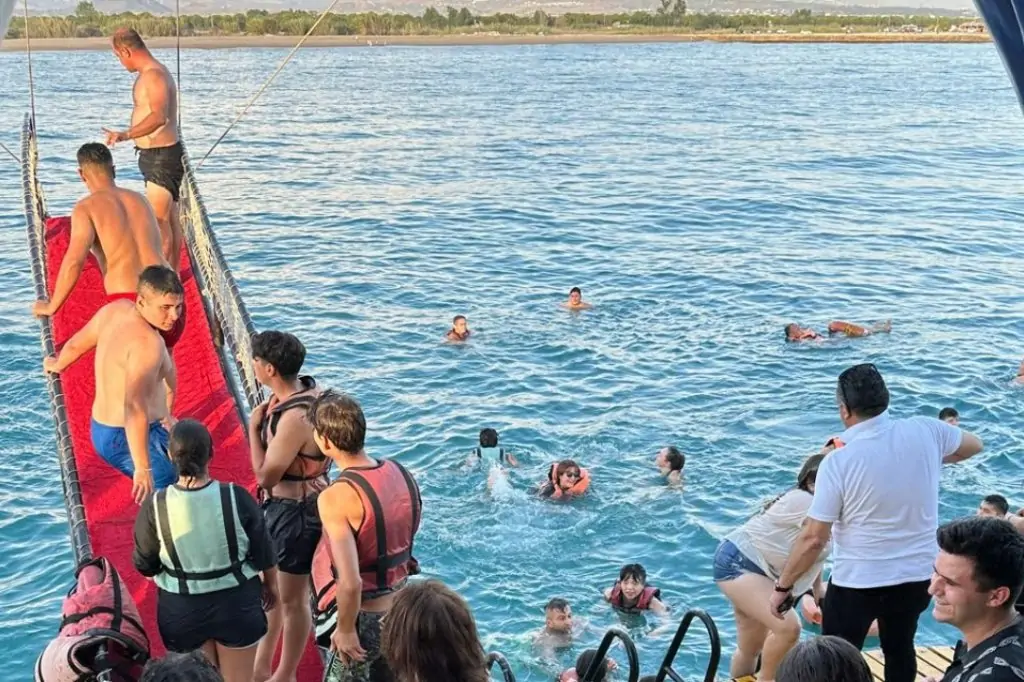 Морская прогулка на пиратском корабле