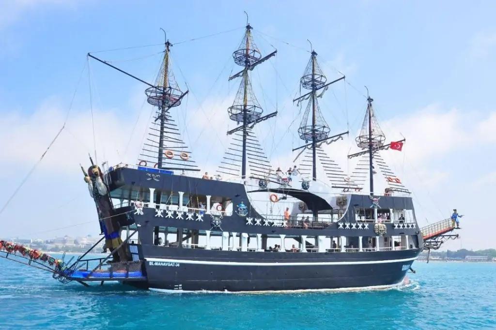 Морская прогулка на пиратском корабле