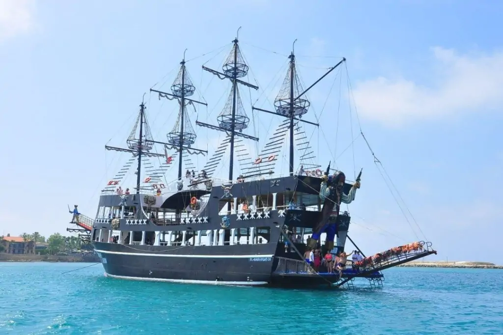 Морская прогулка на пиратском корабле