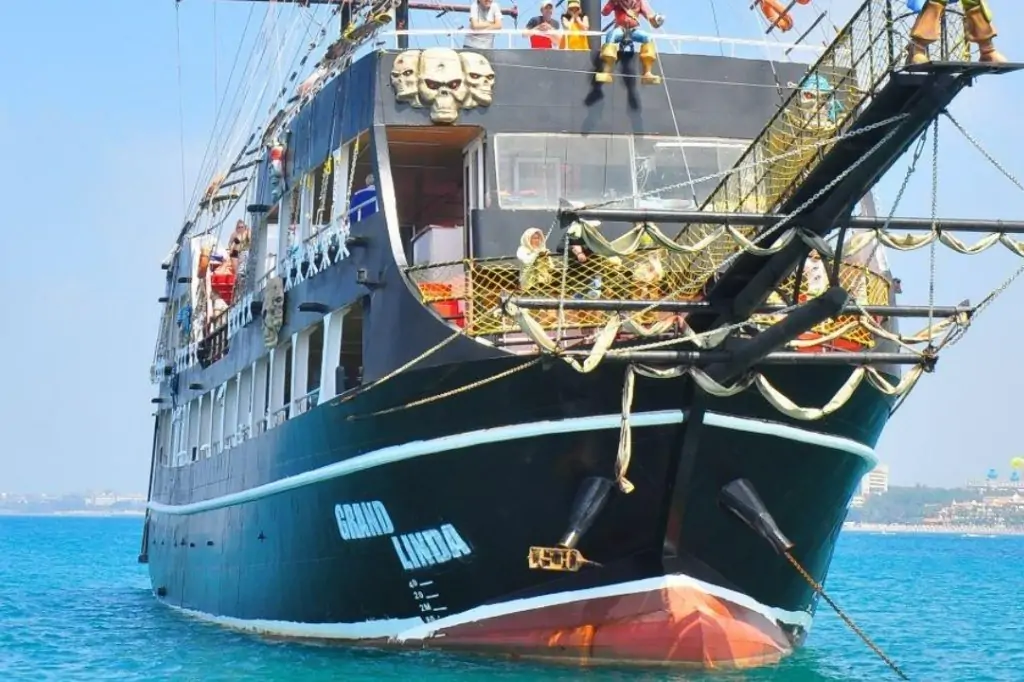 Морская прогулка на пиратском корабле