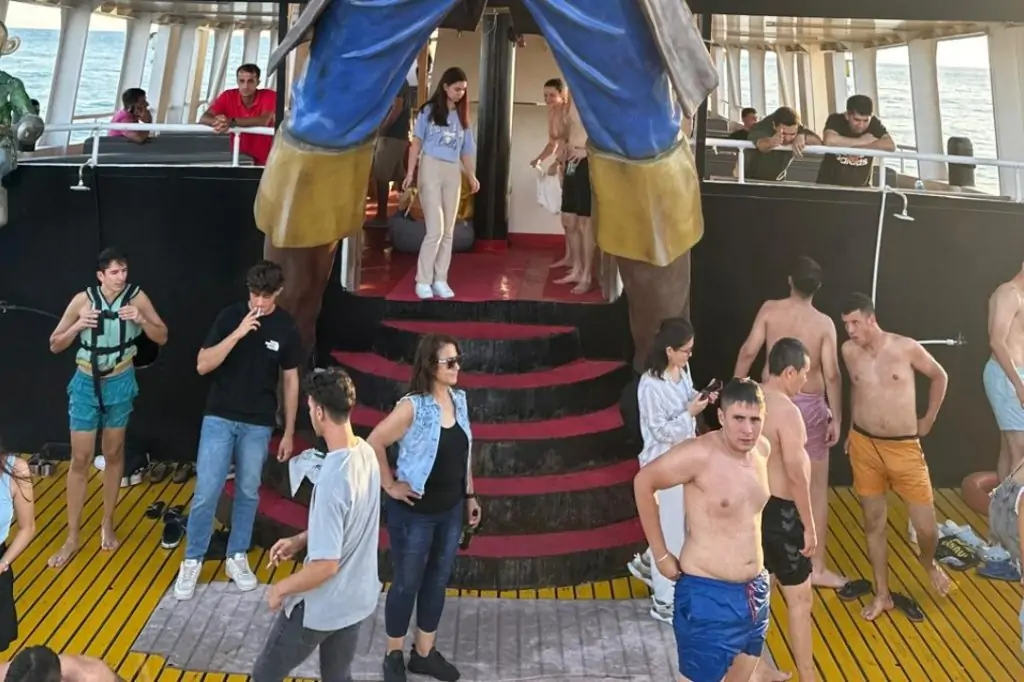 Морская прогулка на пиратском корабле