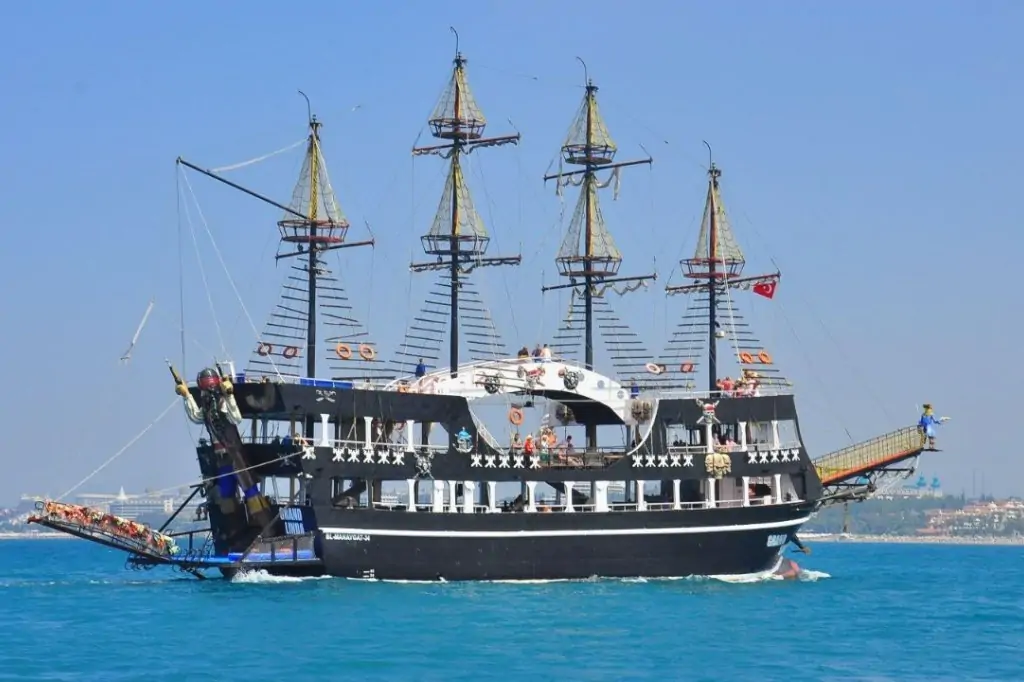 Морская прогулка на пиратском корабле